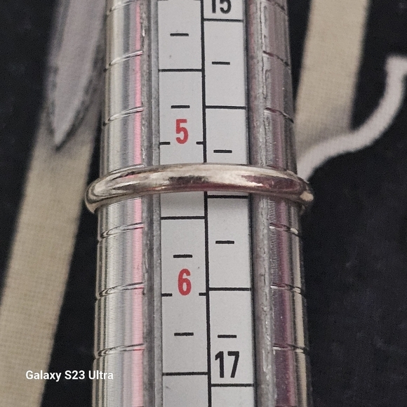 Elegant Silver and Green Swarovski Ring - Picture 3 of 6